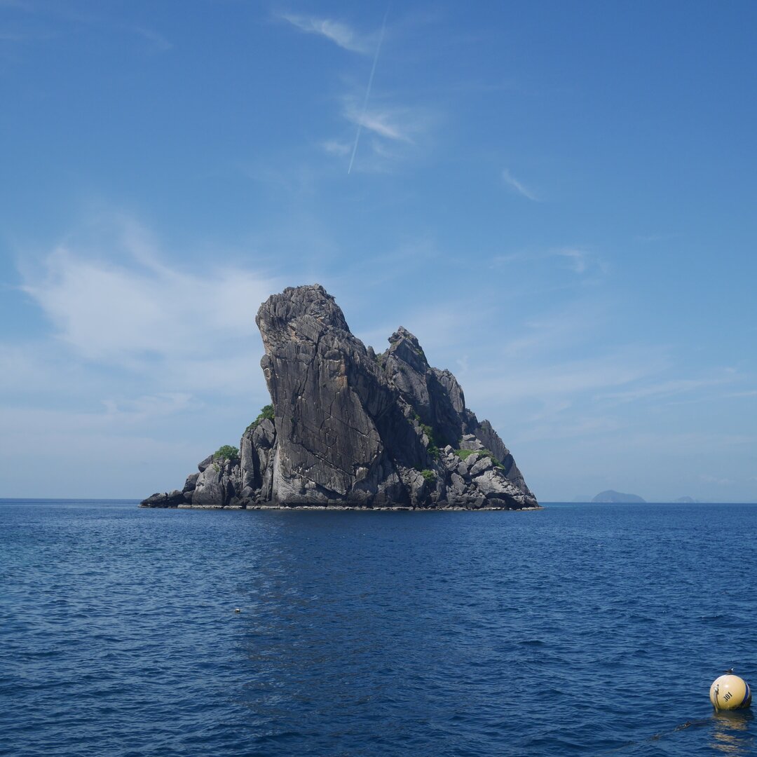 rock island, waters off Hat Thung Wua Laen, Thailand