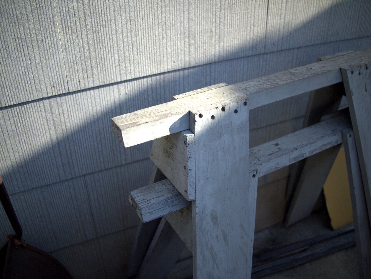 gray sawhorse, gray wall, San José, California